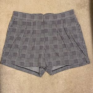 Torrid Black & White Houndstooth-Style Patterned Shorts Size 22